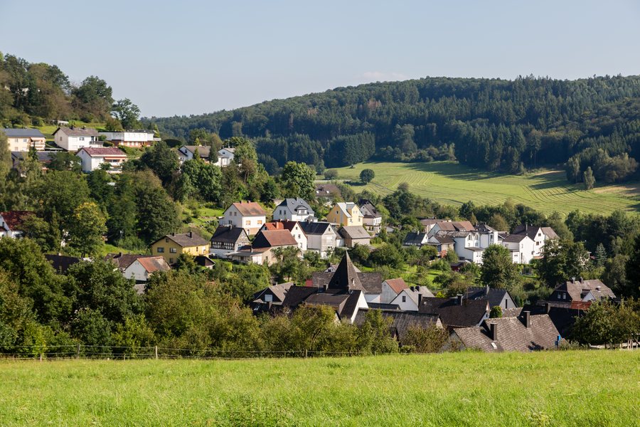 File:Bischoffen Blick von Westen.jpg