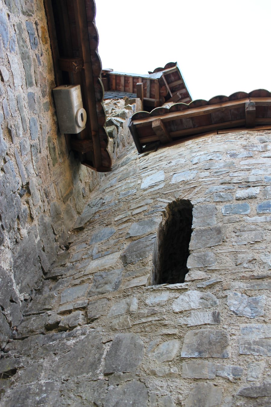 File:Turm Burg Hatzfeld.JPG