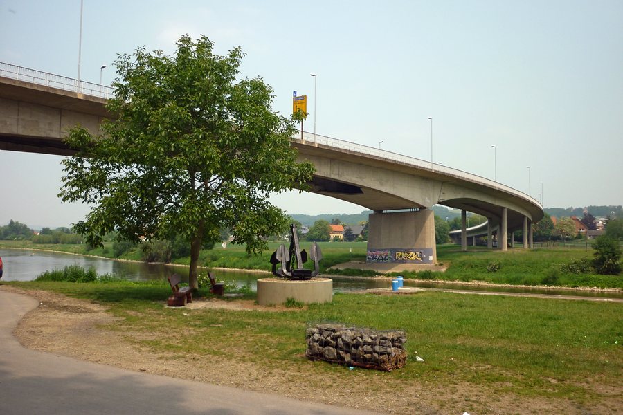 File:Vlotho Weserbrücke 2011.jpg
