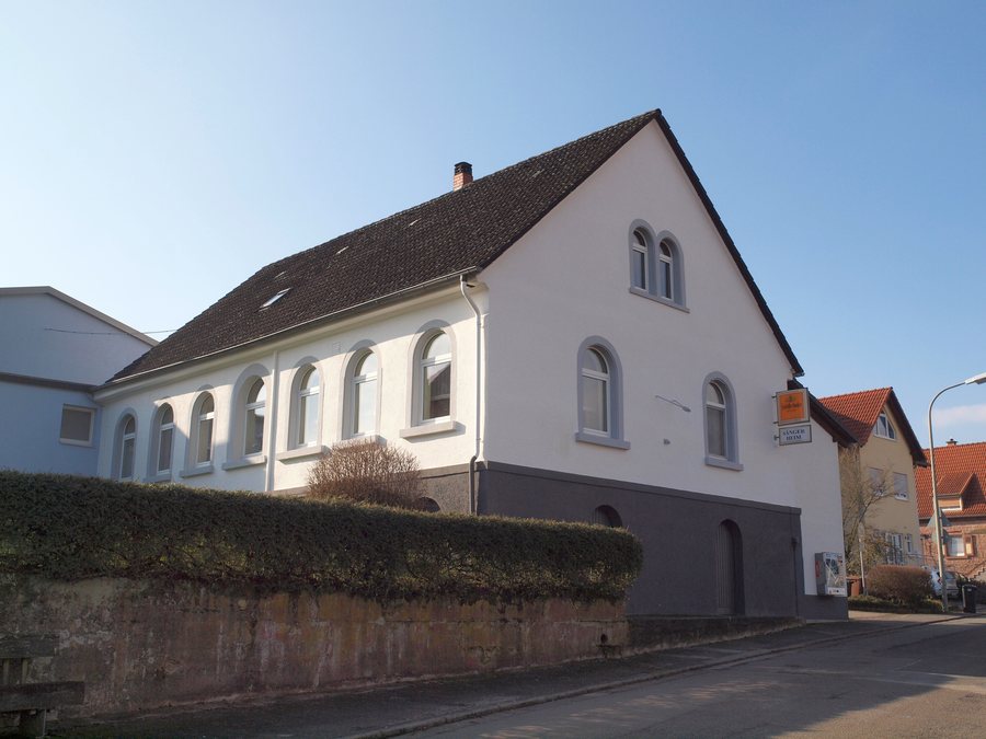 File:Altes Schulhaus Erzenhausen.jpg
