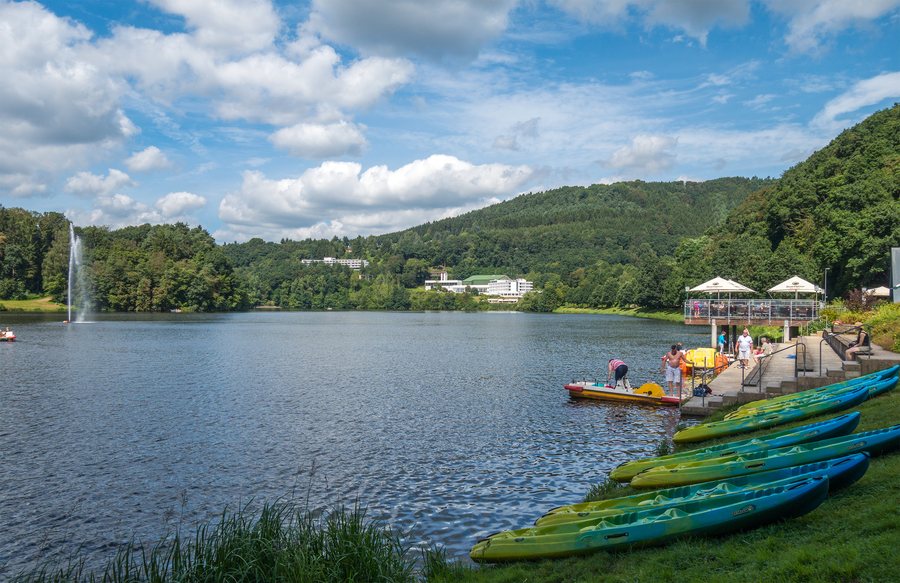 File:Biersdorf am See (Stausee Bitburg) 01.jpg