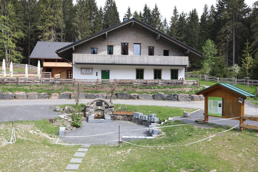 File:Fehrenbach-Werraquelle.jpg