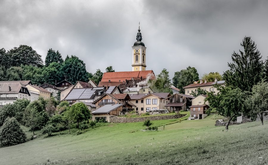 File:Kirchdorf im Wald (28594638015).jpg