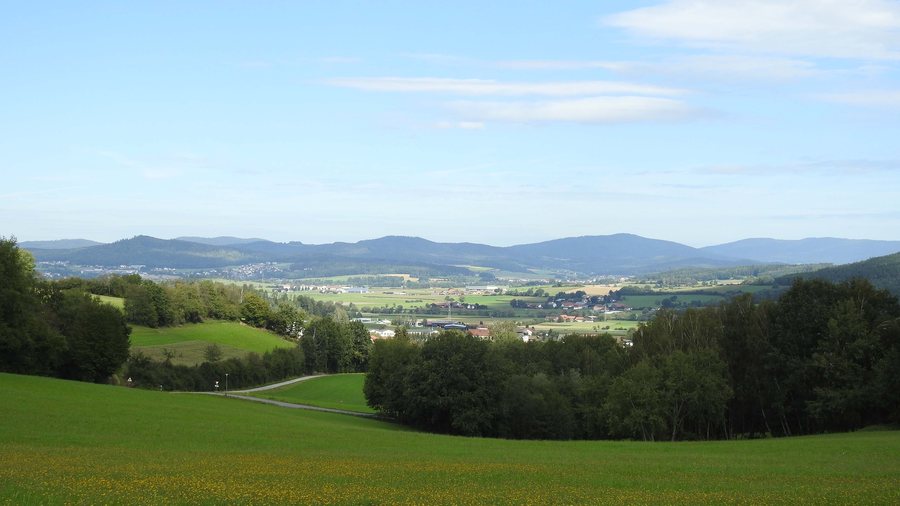 File:Chamerau, CHA - Gillisberg westl - Chamerau v S, Cham-Further-Senke.jpg