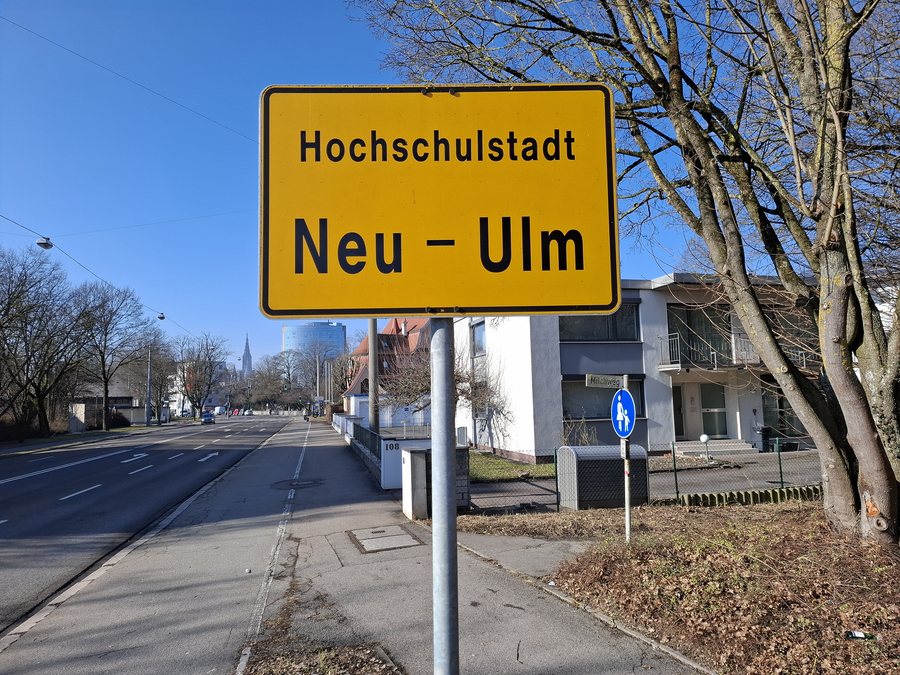 Augsburger Straße (Neu-Ulm) - Ortseingangsschild.jpg