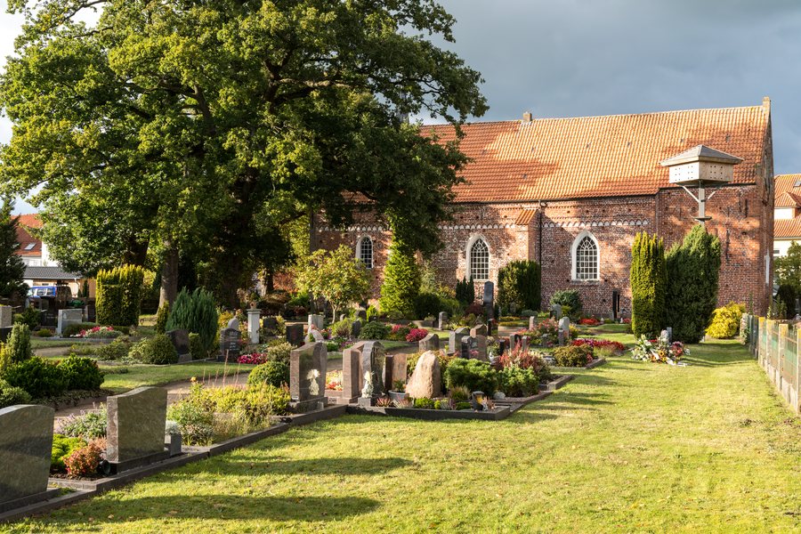 File:Alter Friedhof & Nikolaikirche in Apen.jpg