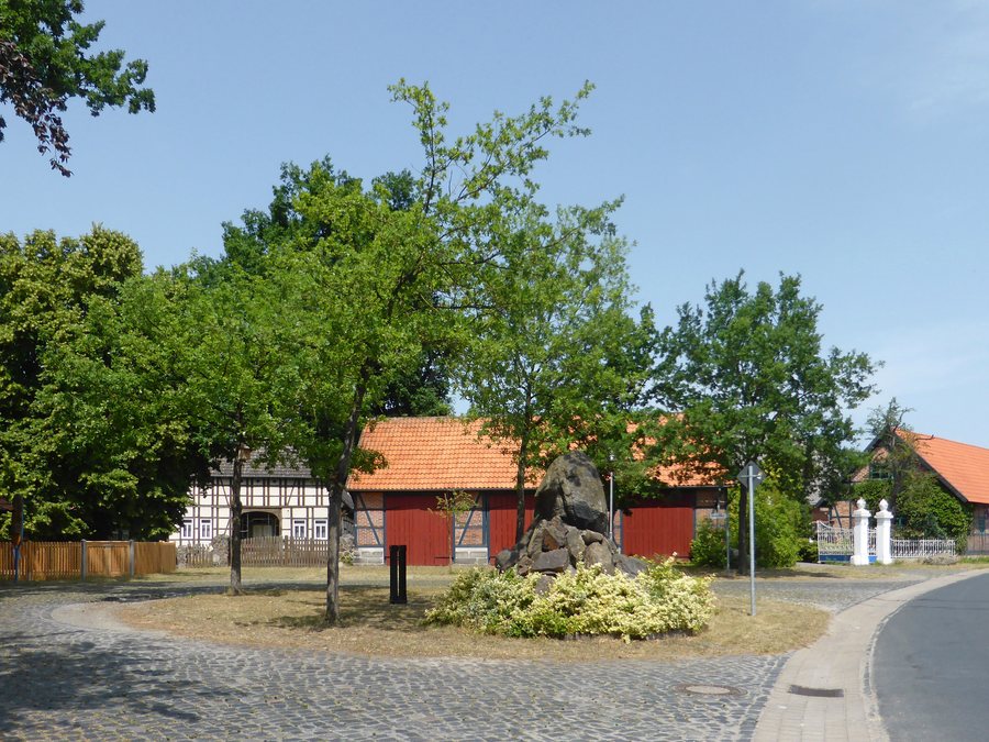 File:Bokensdorf Dorfplatz.jpg