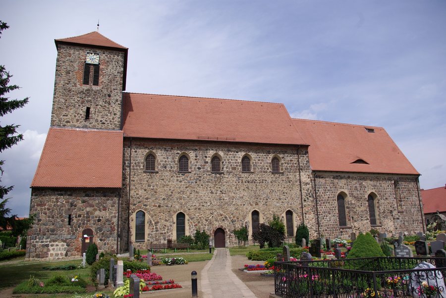 File:Falkenhagen Kirche aussen.jpg