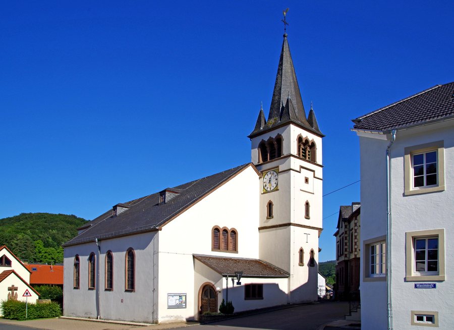 File:St. Maximin Bettingen (Eifel) 02.jpg