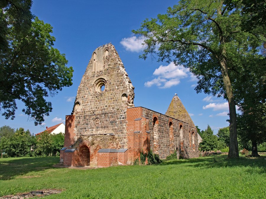 File:Lindendorf Dolgelin Kirchenruine.jpg