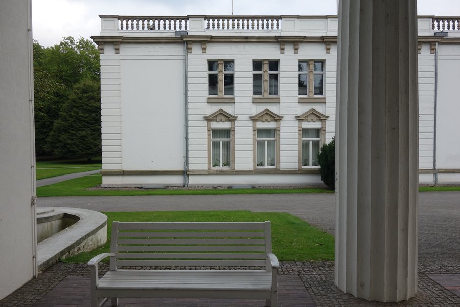 File:Bad Oeynhausen Kurpark Haus des Gastes Seitenansicht.jpg
