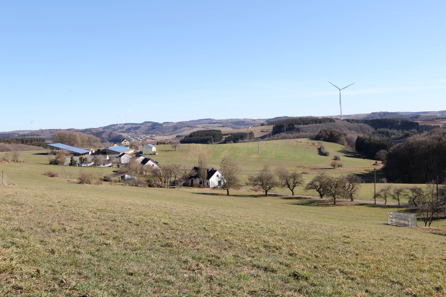 File:Strickscheid (Eifel); Panoramablick b.jpg