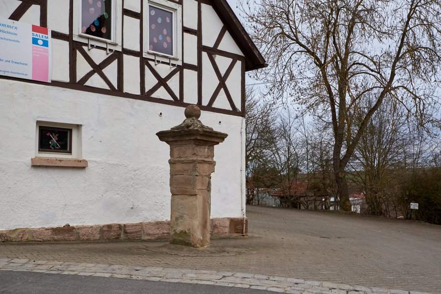 File:Lindenhof-Salem 3, Torpfosten Höchheim 20210320 001.jpg