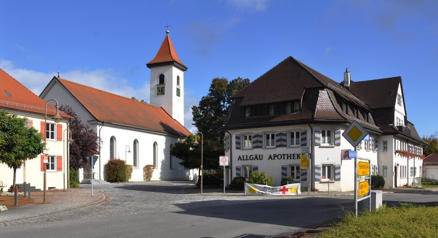 File:Vogt Pfarrkirche und Apotheke 2011.jpg
