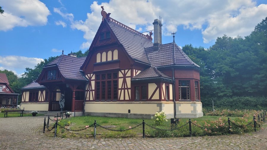 File:Empfangsgebäude Kaiserbahnhof Joachimsthal.jpg
