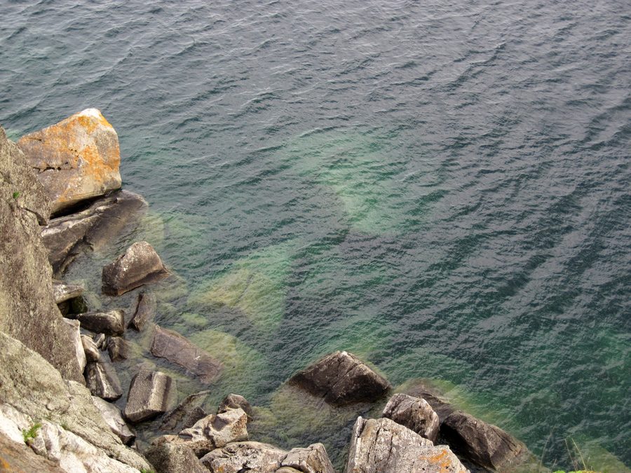 Costa rocciosa del Lago Superiore vicino a Split Rock Lighthouse sulla North Shore del Minnesota.
