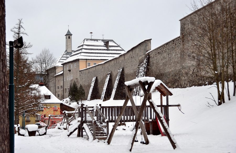 Stadtmauer von Radstadt an der Karl-Berg-Gasse mit ehemaliger Kapuzinerkirche und ehemaligem Schloss oder Kloster