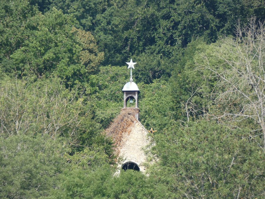 File:Aubevoye Chapelle de Bethléem de loin.jpg