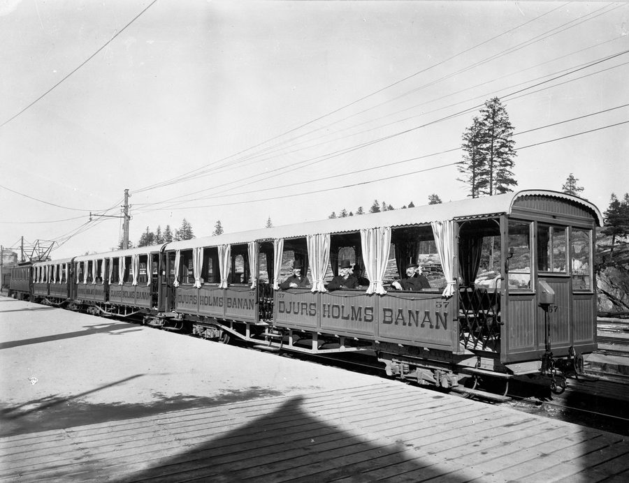 Vagoni passeggeri estivi della Djursholm Railway alla stazione Djursholms Ösby nel 1902