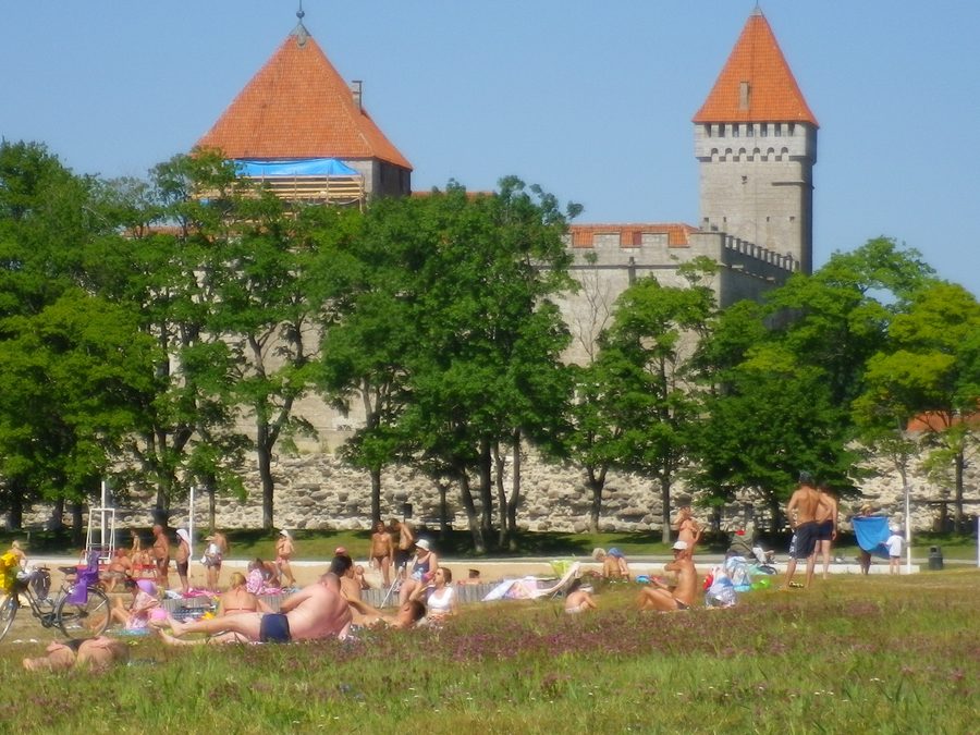 Mittelalterliche Bischofsburg von Kuressaare am Strand auf Saaremaa
