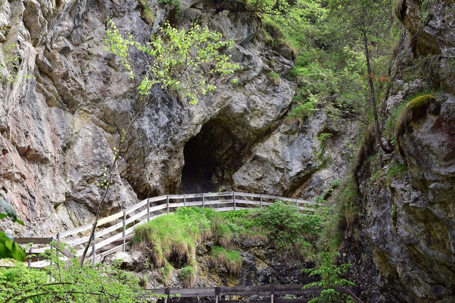 Felsige Rosengartenschlucht mit Wanderweg und alpiner Vegetation bei Imst