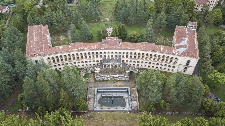 Storico edificio di un sanatorio circondato dagli alberi a Tskaltubo