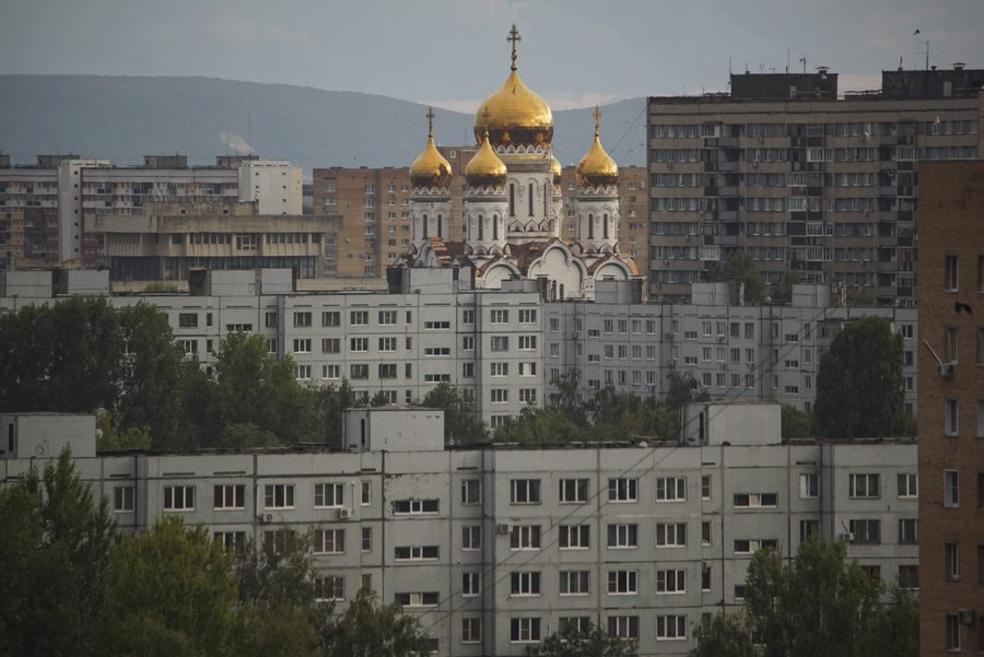 Goldene Kuppeln der Verklärungskathedrale über der urbanen Landschaft von Toljatti