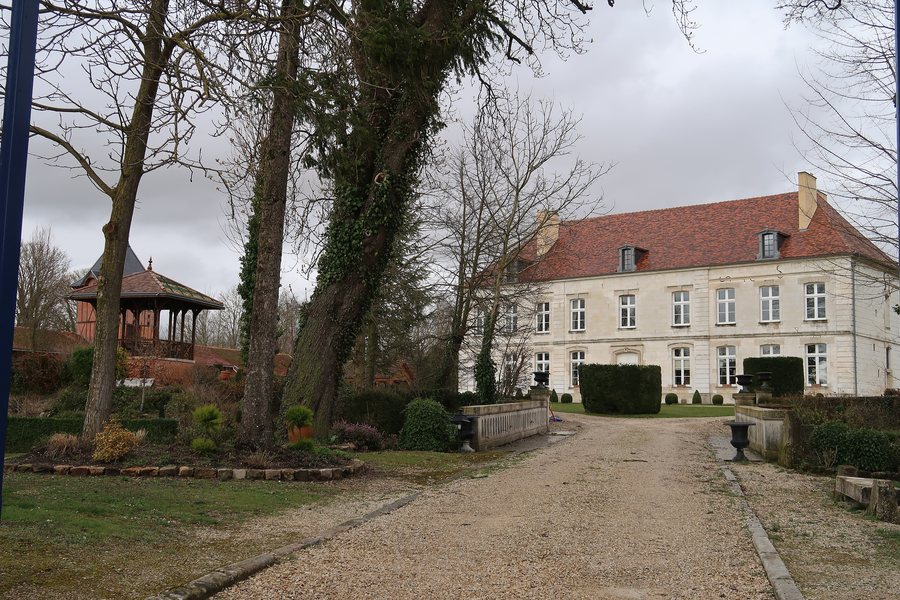 File:Charmont-sous-Barbuise, château.jpg
