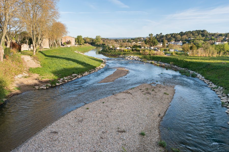 File:Fresquel river in Pennautier (2).jpg