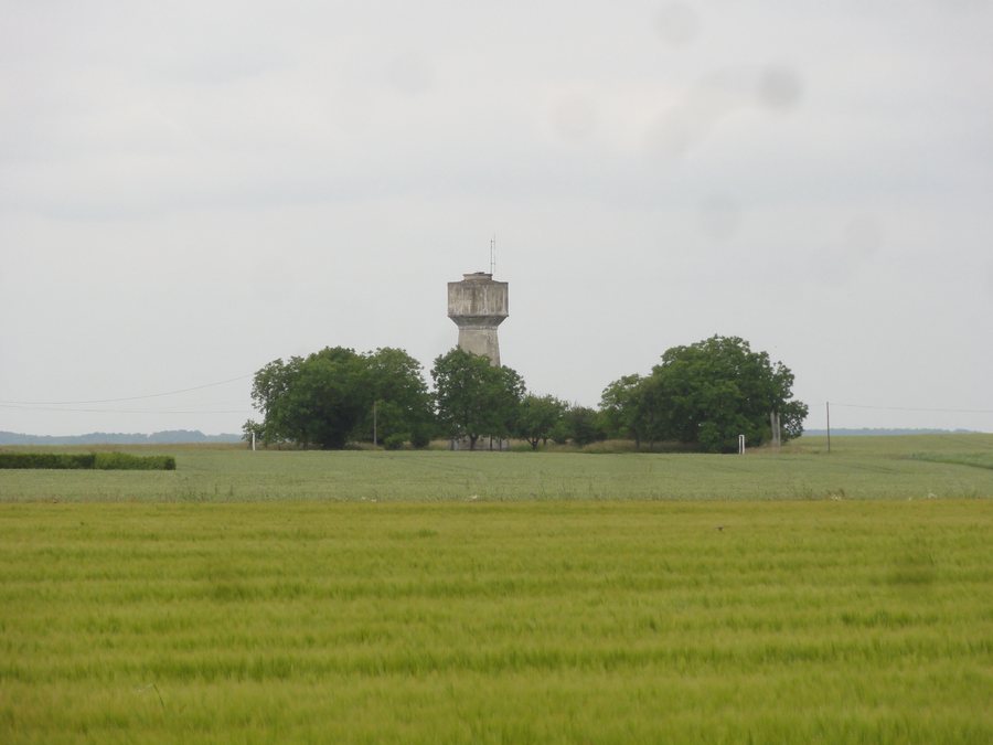 File:Grandlup-et-Fay (Aisne) château d'eau dans son paysage.JPG
