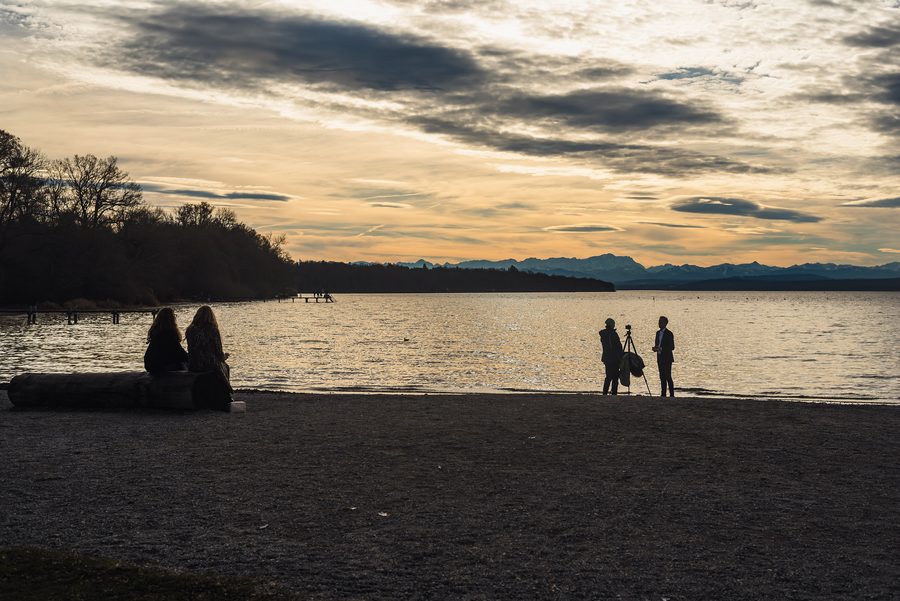 Riva dell’Ammersee presso Inning con le Alpi sullo sfondo