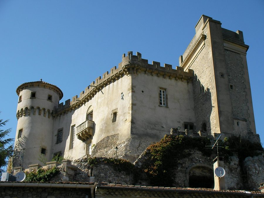 Château de Châteaubourg auf einer felsigen Erhebung in der Ardèche