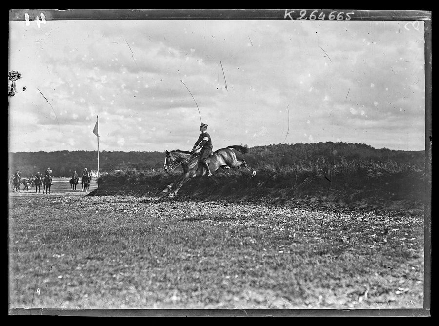 File:N°14 (n° du brassard) Lt de Vibraye, raid 1907 (raid hippique militaire de Fontainebleau du 6 au 9 juin 1907) - btv1b53226519s.jpg