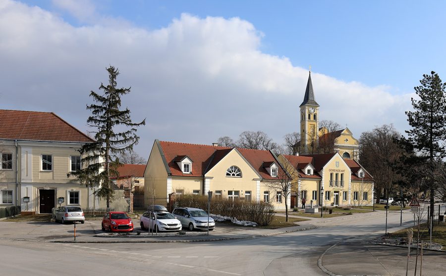Ortszentrum der niederösterreichischen Marktgemeinde Ebenthal mit der erhöht gelegenen Pfarrkirche hl. Koloman