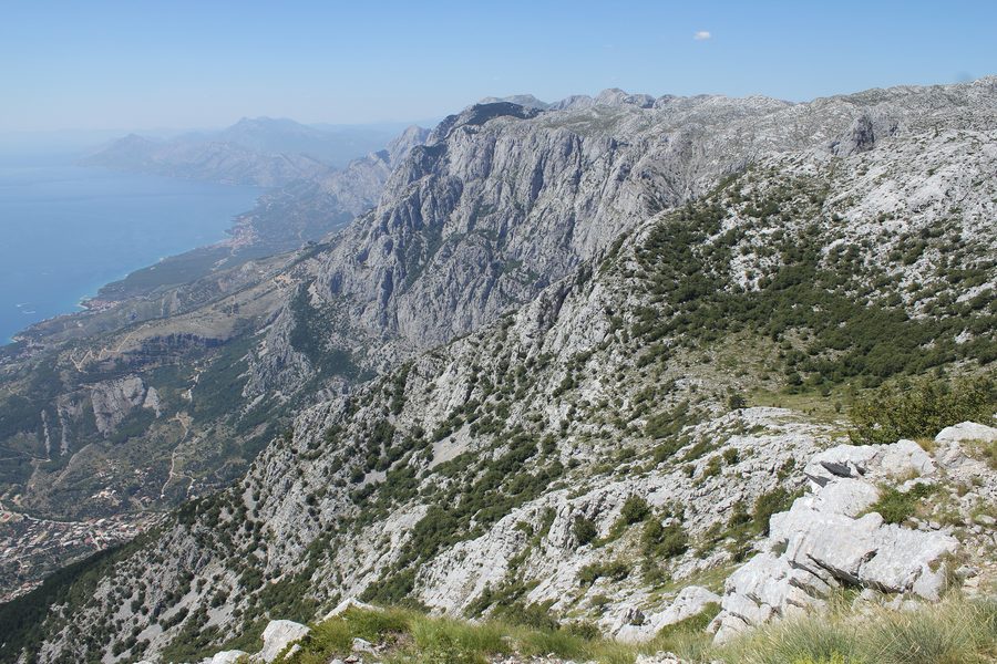 Blick vom Gipfel Vošac auf das Biokovo-Gebirge und die Makarska-Riviera in Kroatien