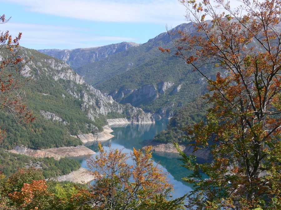 Blick auf den südlichen Teil des Piva-Stausees nahe dem Kloster Piva bei Plužine