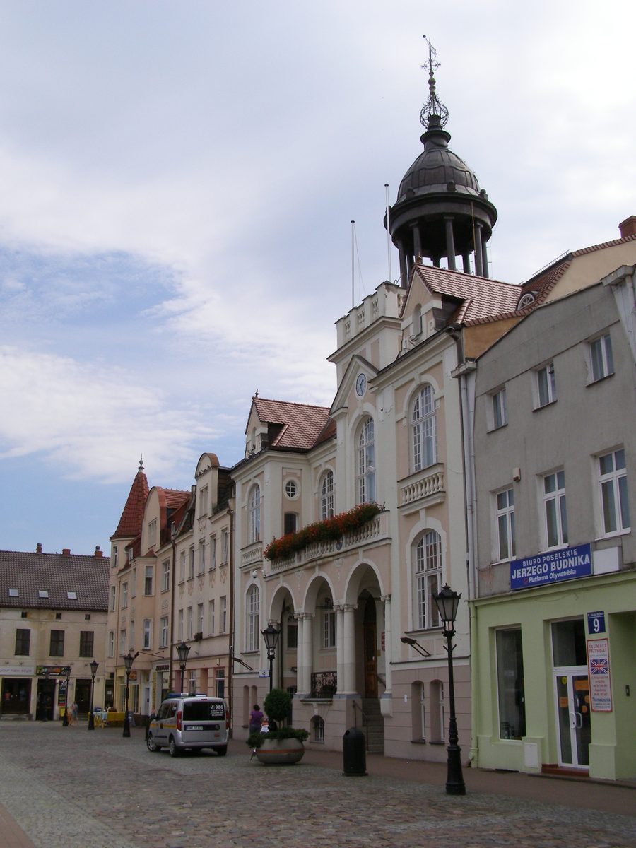 Municipio e case nella piazza Wejhera a Wejherowo
