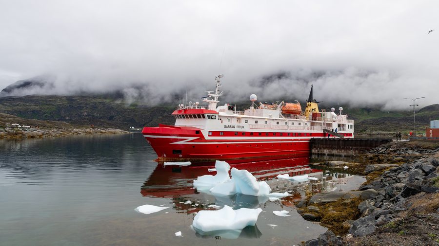 Traghetto davanti a Disko Island in Groenlandia