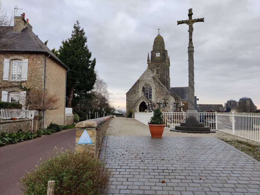 File:Eglise les veys en décembre 2021.jpg