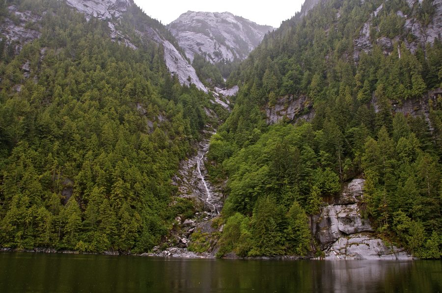 Landschaft im Regional District Kitimat-Stikine mit Küstenbergen und bewaldeter Umgebung