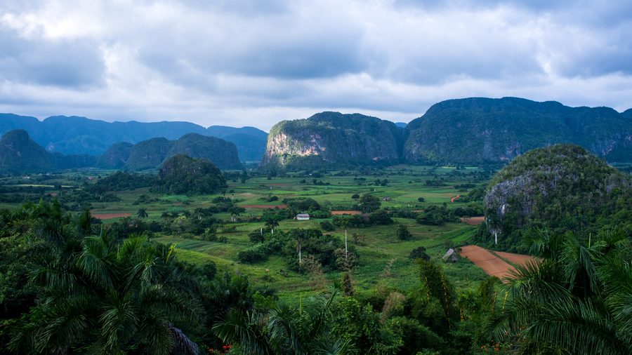 Mogotes und Landschaft des Valle de Viñales in Pinar del Río, Kuba