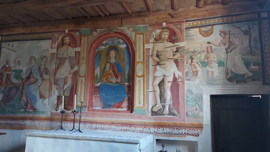 Presbiterio dell'oratorio della Madonna del Sasso di Orasso con affreschi