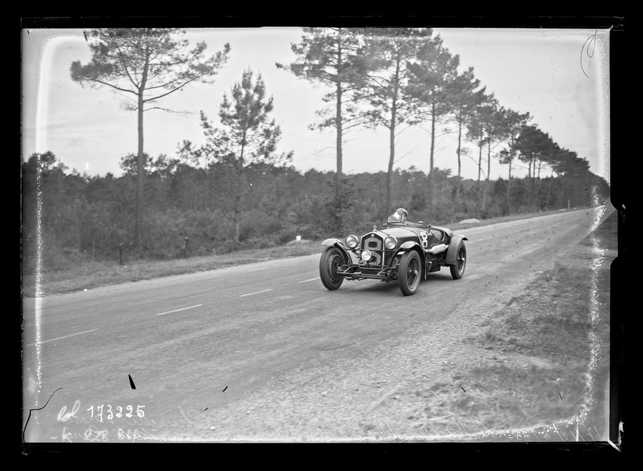 File:17-18-6-33, Le Mans (course automobile des 24 heures) virage de Mulsanne (au bout de la ligne droite des Hunaudières), Chinetti - Varent sur Alfa Romeo - btv1b53275654s.jpg