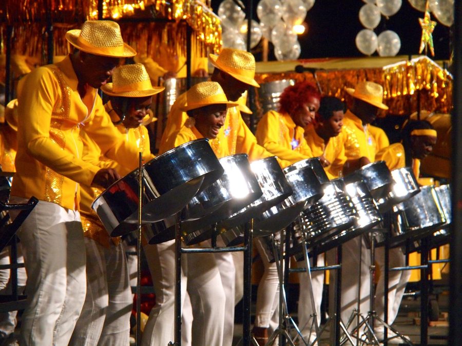 Strumenti steelpan durante il Carnevale a Trinidad e Tobago