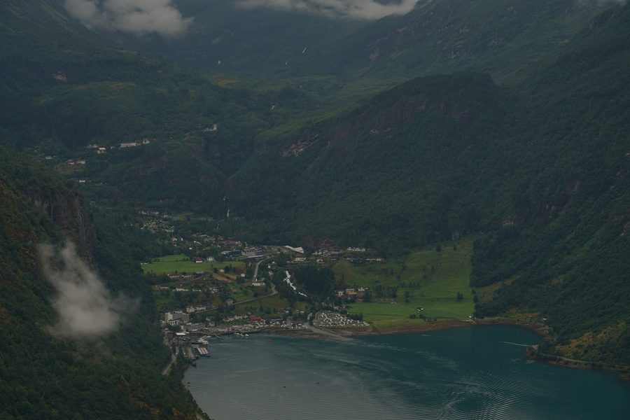 Blick über den Geirangerfjord mit steilen bewaldeten Berghängen in Norwegen.