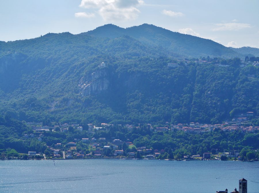 Vista dal Sacro Monte di Orta sul Lago d'Orta in Piemonte