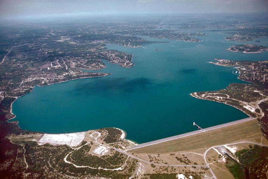 Luftaufnahme des Canyon Lake und des Damms am Guadalupe River in Texas