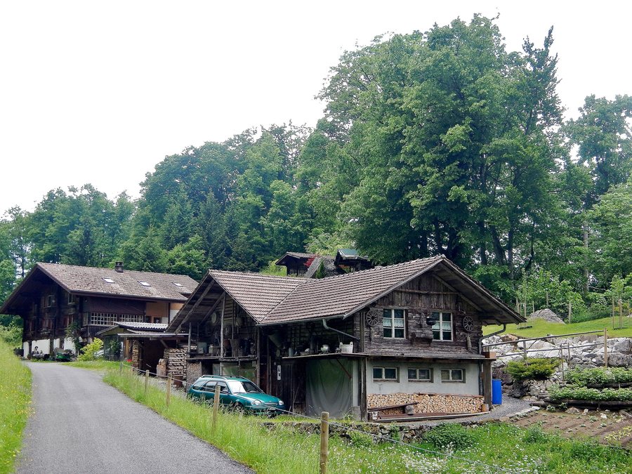 File:Häuser auf dem Weg nach Iseltwald - panoramio.jpg