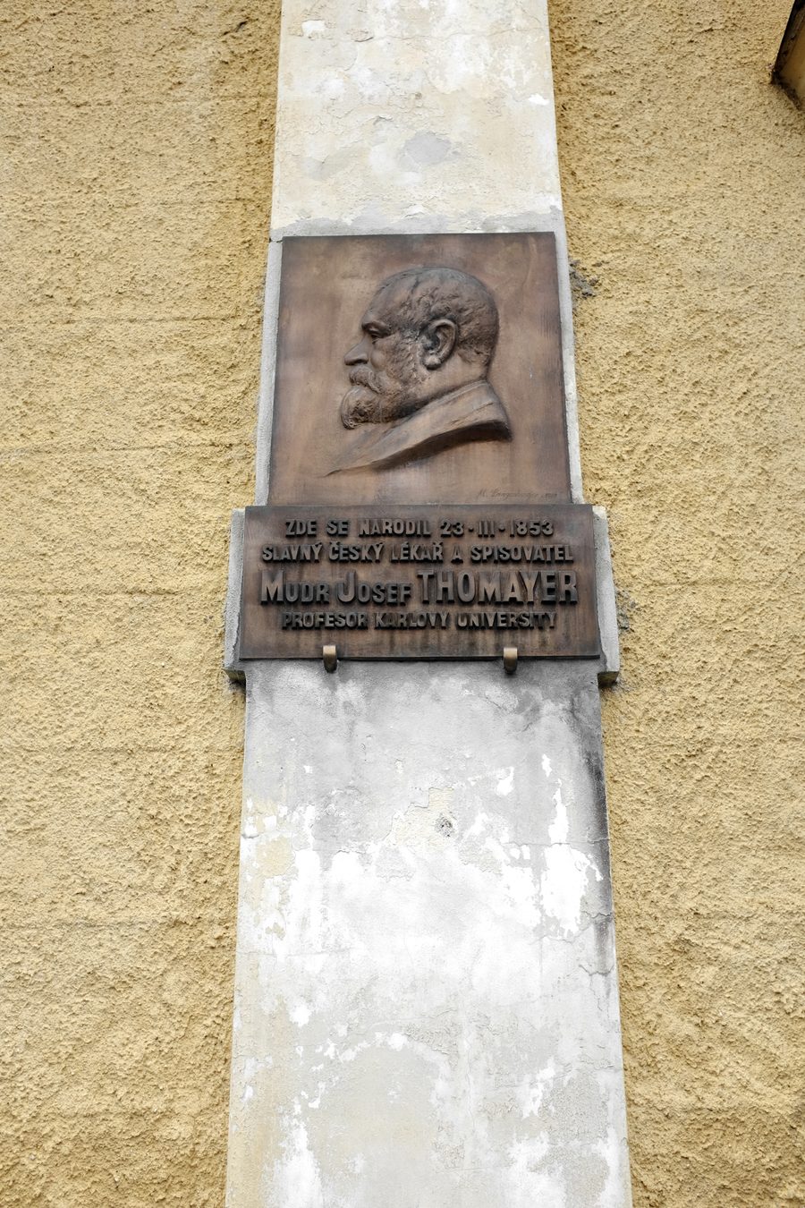 Gedenktafel am Schloss Trhanov