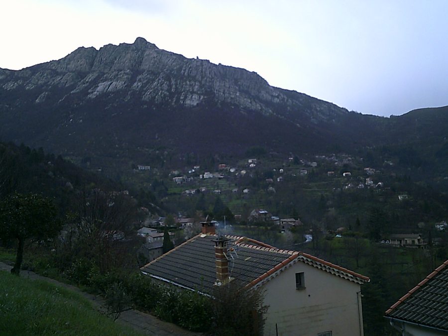 Vialas mit den Felsen des Trenze oberhalb des Ortes